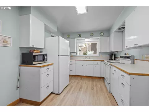 Kitchen - 2915 NE Loop Dr, Otis, OR 97368 photo 3 of 7