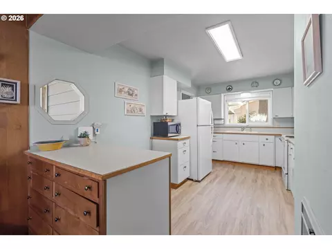 Kitchen - 2915 NE Loop Dr, Otis, OR 97368 photo 1 of 7
