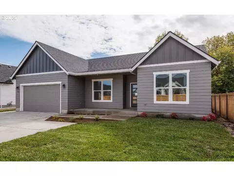 956 Burton St, Harrisburg, OR 97446