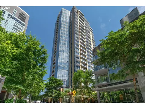 3570 S River Pkwy #203, Portland, OR 97239