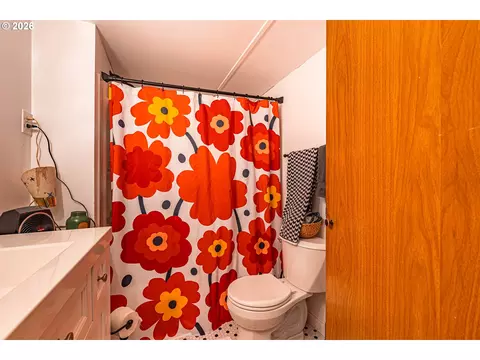 Bath - 501 Division Ave #28, Eugene, OR 97404 photo 1 of 2