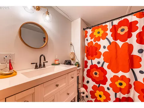 Bath - 501 Division Ave #28, Eugene, OR 97404 photo 2 of 2