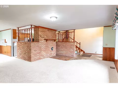Living - 89805 Sprague Rd, Eugene, OR 97408 photo 2 of 8
