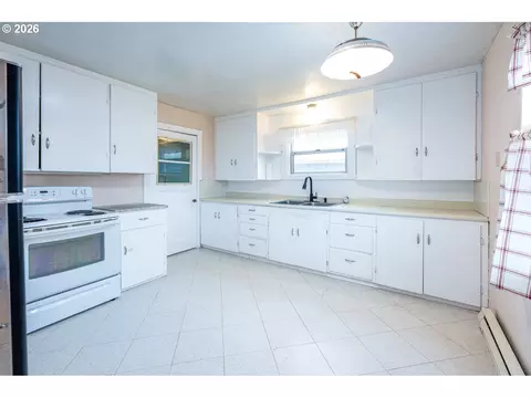 Kitchen - 89805 Sprague Rd, Eugene, OR 97408 photo 4 of 6
