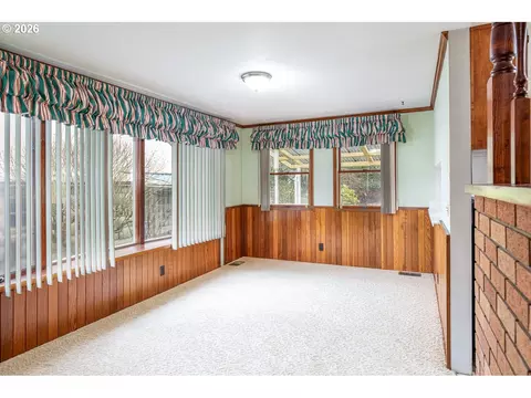 Living - 89805 Sprague Rd, Eugene, OR 97408 photo 3 of 8
