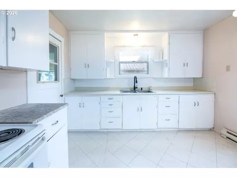 Kitchen - 89805 Sprague Rd, Eugene, OR 97408 photo 5 of 6