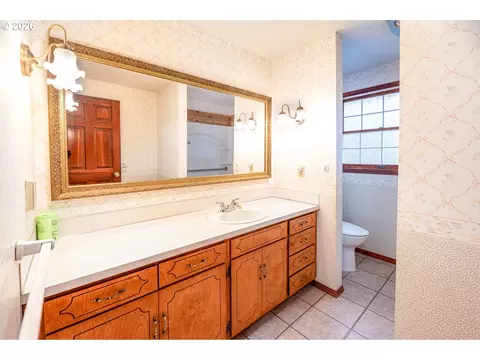 Bath - 89805 Sprague Rd, Eugene, OR 97408 photo 3 of 5