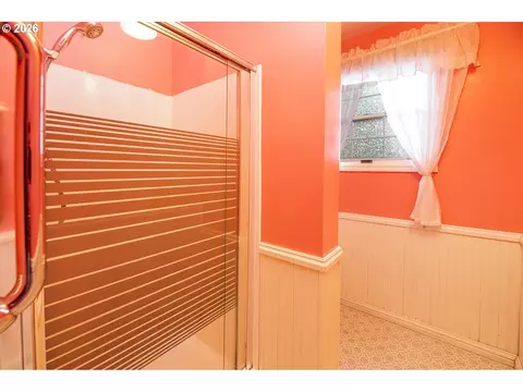 Bath - 89805 Sprague Rd, Eugene, OR 97408 photo 2 of 5