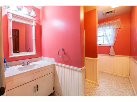 Bath - 89805 Sprague Rd, Eugene, OR 97408 photo 1 of 5