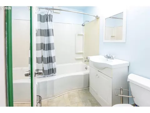 Bath - 89805 Sprague Rd, Eugene, OR 97408 photo 5 of 5