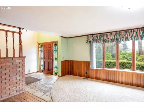 Living - 89805 Sprague Rd, Eugene, OR 97408 photo 1 of 8