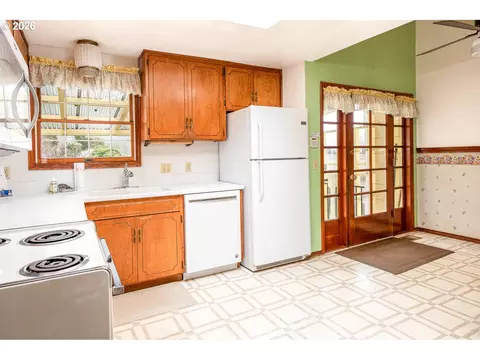 Kitchen - 89805 Sprague Rd, Eugene, OR 97408 photo 1 of 6