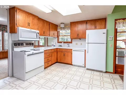 Kitchen - 89805 Sprague Rd, Eugene, OR 97408 photo 2 of 6