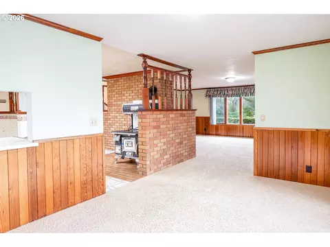 Living - 89805 Sprague Rd, Eugene, OR 97408 photo 4 of 8