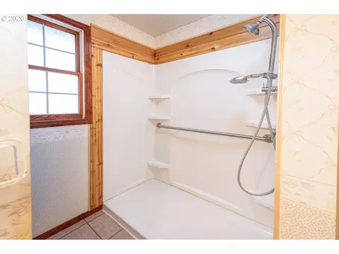 Bath - 89805 Sprague Rd, Eugene, OR 97408 photo 4 of 5