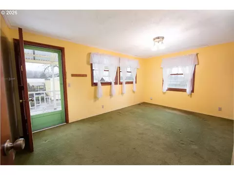 Living - 89805 Sprague Rd, Eugene, OR 97408 photo 5 of 8