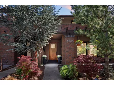 2563 NW Crossing Dr, Bend, OR 97703