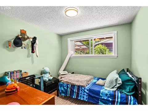 Bedroom - 4080 Oak St, Eugene, OR 97405 photo 1 of 4