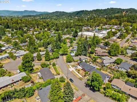 View/Area - 4080 Oak St, Eugene, OR 97405 photo 3 of 4