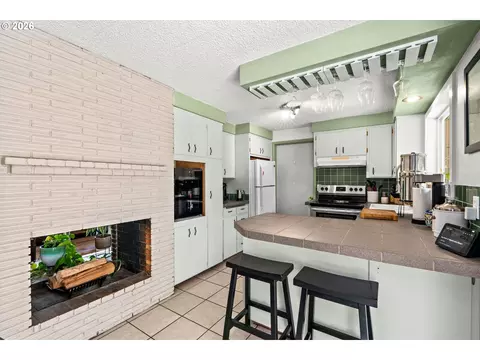 Kitchen - 4080 Oak St, Eugene, OR 97405 photo 2 of 3