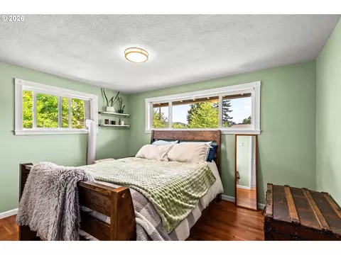 Bedroom - 4080 Oak St, Eugene, OR 97405 photo 3 of 4