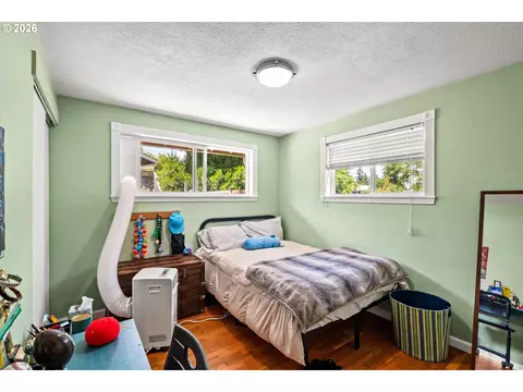 Bedroom - 4080 Oak St, Eugene, OR 97405 photo 2 of 4