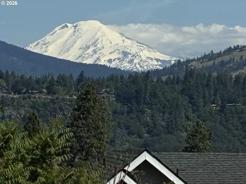 1534 Lincoln St, Hood River, OR 97031