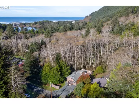 9460 NE 18th Ave, Rockaway Beach, OR 97136