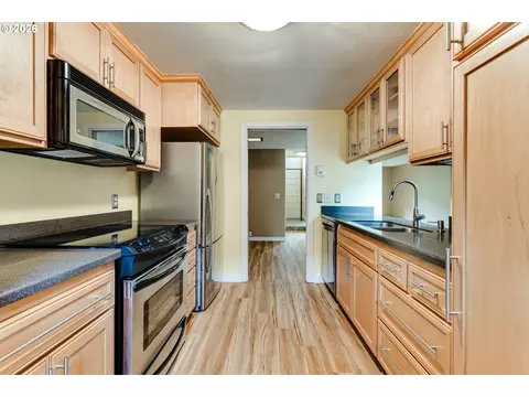 Kitchen - 127 Westbrook Way, Eugene, OR 97405 photo 4 of 5