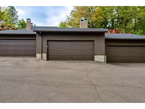 Exterior - 127 Westbrook Way, Eugene, OR 97405 photo 8 of 11