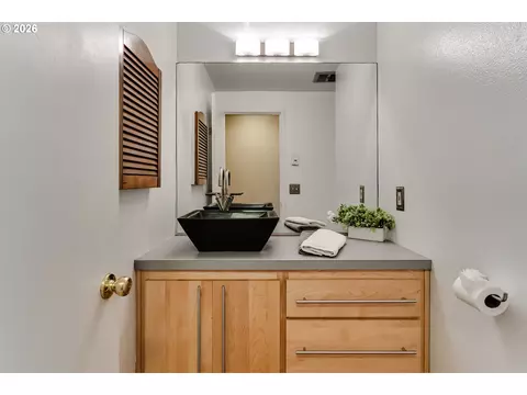 Bath - 127 Westbrook Way, Eugene, OR 97405 photo 2 of 4