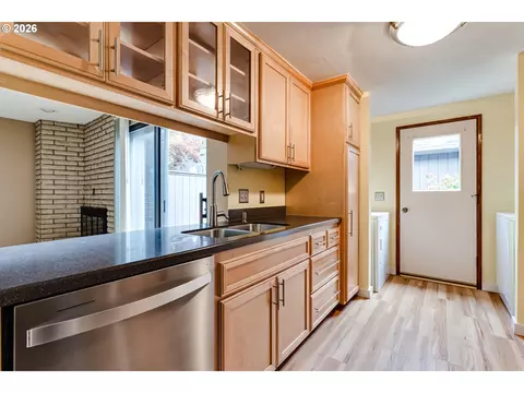 Kitchen - 127 Westbrook Way, Eugene, OR 97405 photo 2 of 5