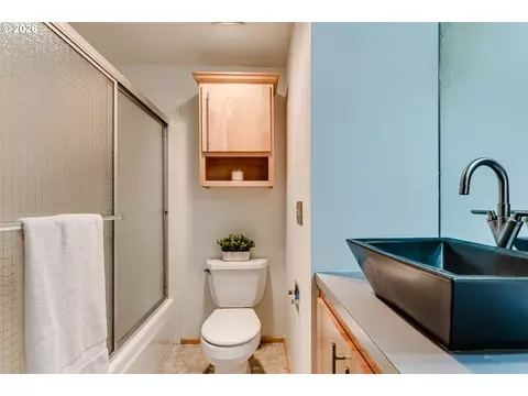 Bath - 127 Westbrook Way, Eugene, OR 97405 photo 4 of 4