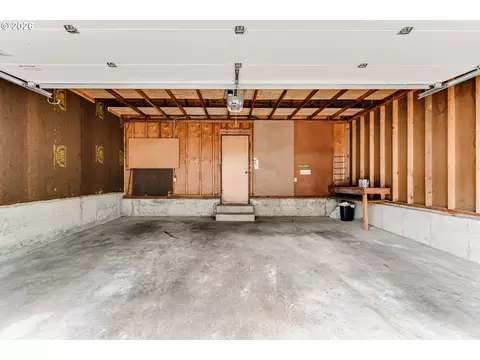 Exterior - 127 Westbrook Way, Eugene, OR 97405 photo 9 of 11