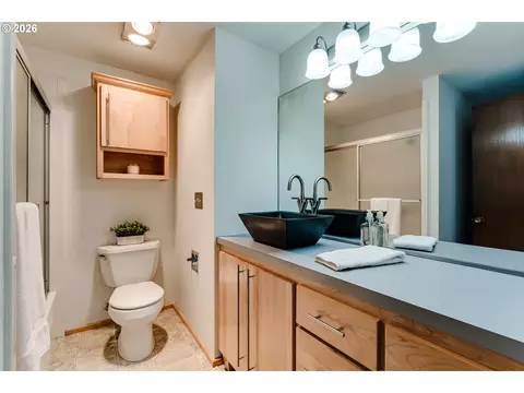 Bath - 127 Westbrook Way, Eugene, OR 97405 photo 3 of 4