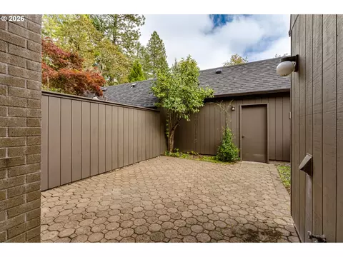Exterior - 127 Westbrook Way, Eugene, OR 97405 photo 3 of 11