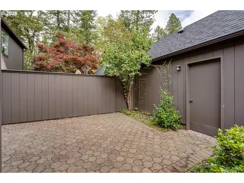 Exterior - 127 Westbrook Way, Eugene, OR 97405 photo 4 of 11
