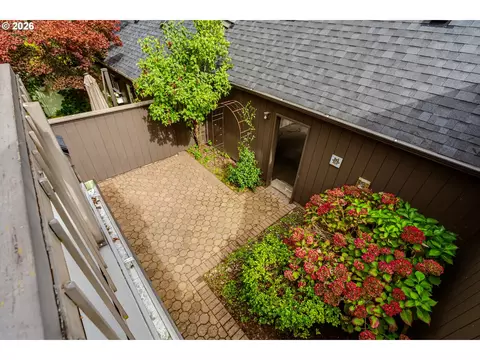 Exterior - 127 Westbrook Way, Eugene, OR 97405 photo 2 of 11