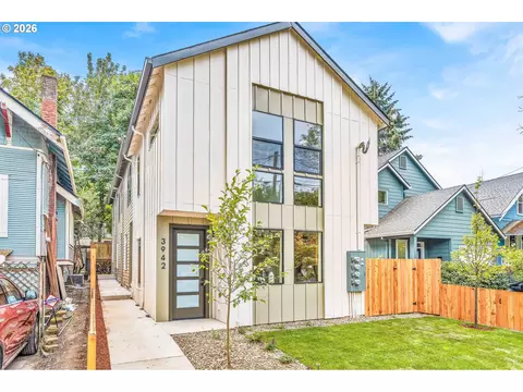 3944 SE Ivon St, Portland, OR 97202