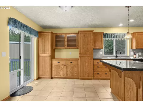 Kitchen - 21804 SE Shade Tree Ln, Sandy, OR 97055 photo 4 of 4