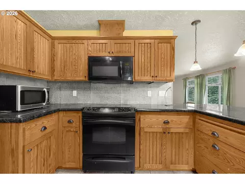 Kitchen - 21804 SE Shade Tree Ln, Sandy, OR 97055 photo 3 of 4