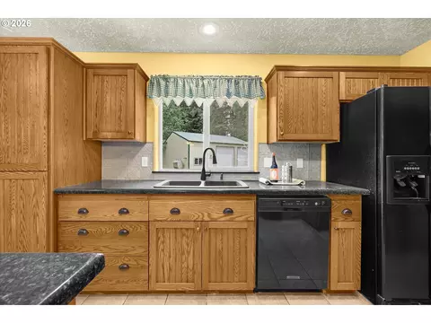 Kitchen - 21804 SE Shade Tree Ln, Sandy, OR 97055 photo 2 of 4