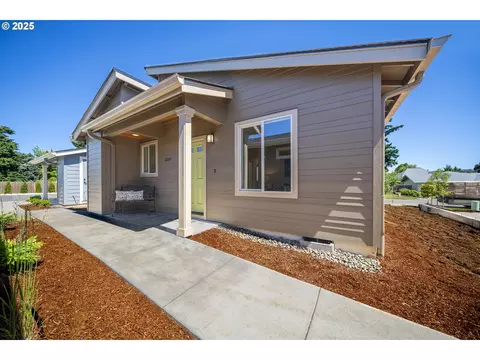 12264 Meadowlawn Dr, Oregon City, OR 97045