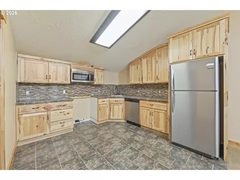 Kitchen - 28660 SE K W Anderson Rd, Gresham, OR 97080 photo 5 of 5