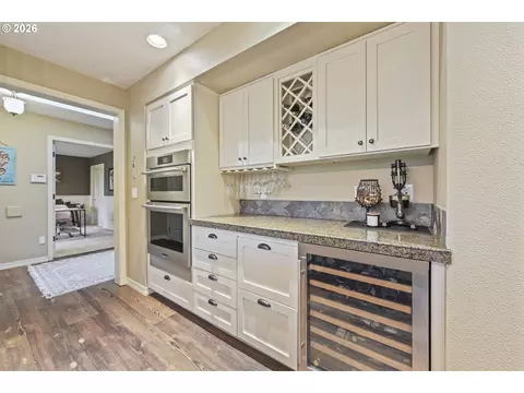Kitchen - 28660 SE K W Anderson Rd, Gresham, OR 97080 photo 2 of 5