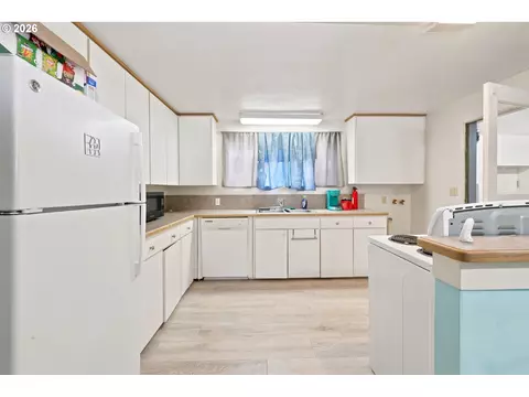 Kitchen - 1205 Taylor St, Eugene, OR 97402 photo 2 of 10