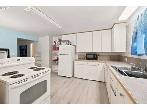 Kitchen - 1205 Taylor St, Eugene, OR 97402 photo 4 of 10