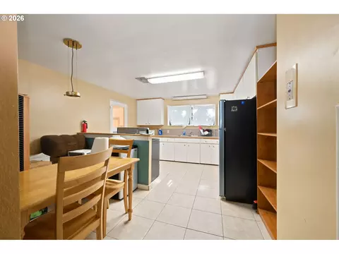 Kitchen - 1205 Taylor St, Eugene, OR 97402 photo 8 of 10