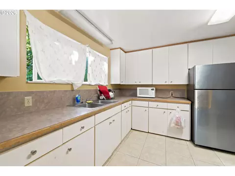 Kitchen - 1205 Taylor St, Eugene, OR 97402 photo 6 of 10