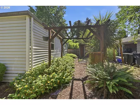 Exterior - 1205 Taylor St, Eugene, OR 97402 photo 5 of 8
